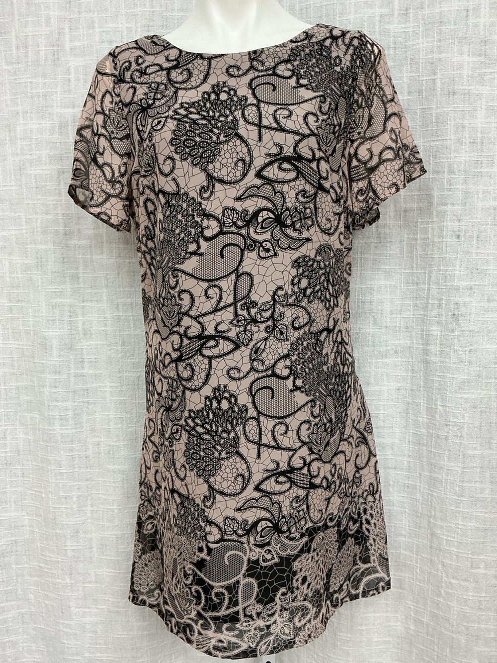 Short Sleeve Lace-Print Tunic Dress in Blush and Black